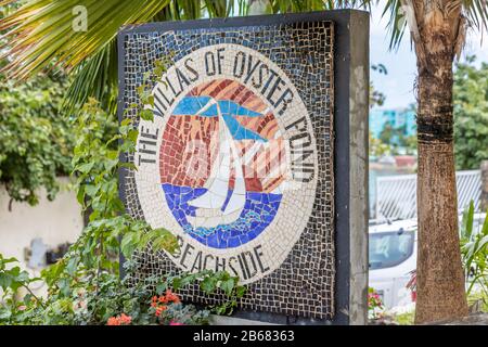 Panneau coloré pour les villas d'Oyster Pond, côté plage à Sint Maarten Banque D'Images
