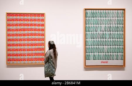 Tate Modern, Londres, Royaume-Uni. 10 mars 2020. Une nouvelle exposition majeure à Tate Modern, la première à la galerie depuis près de 20 ans (du 12 mars au 6 septembre 2020), offre un aperçu rare de la façon dont Warhol et son travail ont marqué une période de transformation culturelle. Image : 100 Canettes De Soupe Campbell 1962. Mmk Museum Für Moderne Kunst Frankfurt Am Main; Green Coca-Cola Bottles 1962. Whitney Museum Of American Art, New York. Crédit : Malcolm Park/Alay Live News. Banque D'Images