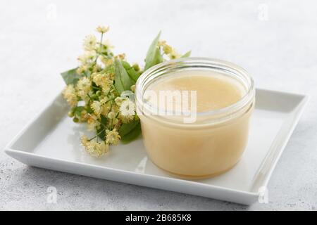 Pot de miel avec fleurs de linden gros plan Banque D'Images