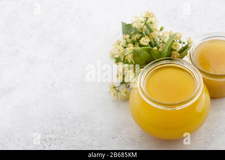 Pot de miel avec fleurs de linden gros plan Banque D'Images