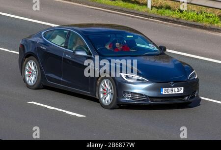 2019 TESLA MODÈLE S P10D GRIS ; circulation routière au Royaume-Uni, transport, véhicules modernes, berline, véhicules mobiles, véhicule, routes, moteurs, automobile sur l'autoroute Banque D'Images