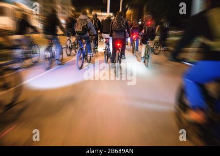 UFA, RUSSIE, 19 AOÛT 2017 : Groupe de cyclistes à l'événement "Nuit des mille cyclistes" dans les rues nocturnes avec lampes et lumières Banque D'Images