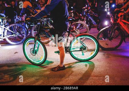 UFA, RUSSIE, 19 AOÛT 2017 : Groupe de cyclistes à l'événement "Nuit des mille cyclistes" dans les rues nocturnes avec lampes et lumières Banque D'Images