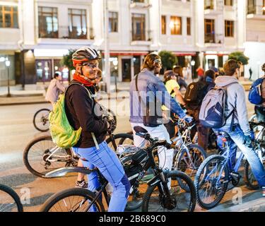 UFA, RUSSIE, 19 AOÛT 2017 : Groupe de cyclistes à l'événement "Nuit des mille cyclistes" dans les rues nocturnes avec lampes et lumières Banque D'Images