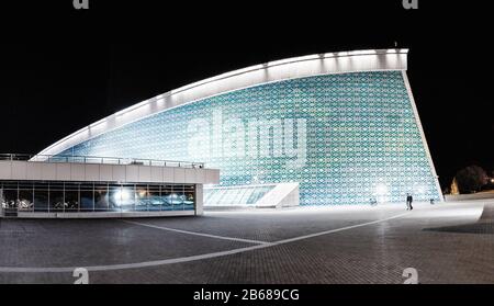 UFA, RUSSIE, 19 AOÛT 2017 : salle des congrès de nuit, la vue principale de la ville d'Ufa Banque D'Images