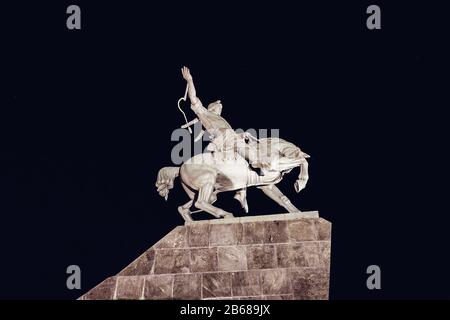 UFA, RUSSIE, 19 AOÛT 2017 : le mémorial national des héros salavat Yulayev bashkir de nuit à Ufa est l'une des plus grandes statue équestre d'Europe. Banque D'Images