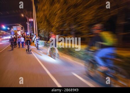 UFA, RUSSIE, 19 AOÛT 2017 : Groupe de cyclistes à l'événement "Nuit des mille cyclistes" dans les rues nocturnes avec lampes et lumières Banque D'Images