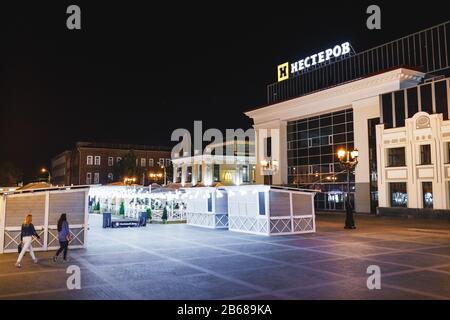 UFA, RUSSIE, 19 AOÛT 2017 : vue sur la place de nuit et la rue dans le centre historique d'Ufa près de la cour d'invité Banque D'Images