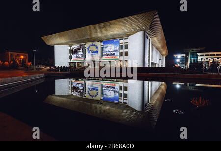 UFA, RUSSIE, 19 AOÛT 2017 : Paysage urbain de nuit avec grand bâtiment de style architectural chinois Banque D'Images