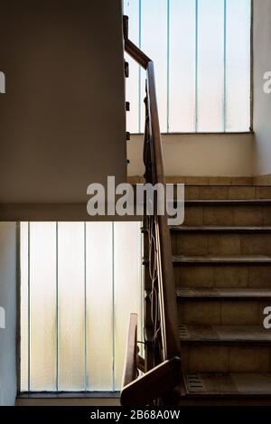 Escalier en bois avec main courante dans une vieille maison. Décoration intérieure des anciens escaliers. Détails De La Conception De L'Ancienne Maison Avec L'Affaire Stair Sans Personne Banque D'Images