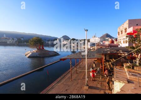 Vue panoramique sur le lac Saint à Pushkar, en Inde. Pushkar est une ville du quartier d'Ajmer dans l'état du Rajasthan. Banque D'Images