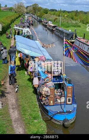 En regardant vers le bas depuis un pont sur un certain nombre de marchands de bateaux à narrowboat amarrés près de Norbury dans le Staffordshire Royaume-Uni sur un été ensoleillé après-midi. Banque D'Images