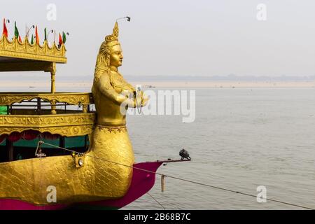 Varanasi, INDE - 03 JANVIER 2020: Statue d'or Au Sommet d'un bateau sur le Gange, Inde - Varanasi Banque D'Images