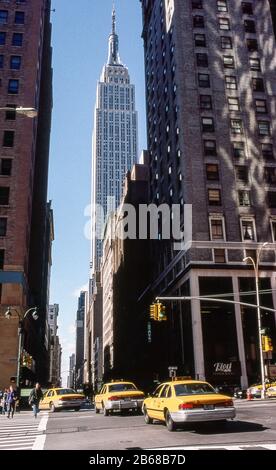 Empire State Building et taxis jaunes à la jonction de Park Avenue et East 33ème St, New York City, États-Unis, 1998 Banque D'Images