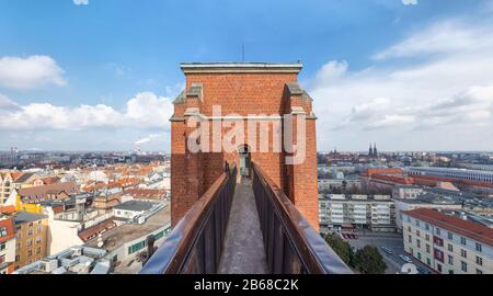 Wroclaw, Pologne - 03 mars 2020: Mostek Pokutnic - un pont entre deux tours de l'église Sainte-Marie-Madeleine. Vue célèbre de la ville Banque D'Images