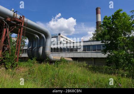 Saint-Pétersbourg, Russie-21 juillet 2019 : bâtiment administratif « centrale thermique du nord » avec pipeline par temps ensoleillé Banque D'Images