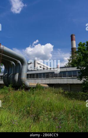 Saint-Pétersbourg, Russie-21 juillet 2019 : bâtiment administratif « centrale thermique du nord » avec pipeline d'une orientation verticale claire et ensoleillée Banque D'Images