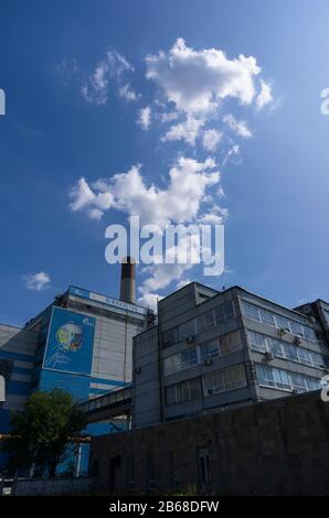 Saint-Pétersbourg, Russie-21 juillet 2019: Le bâtiment administratif principal "centrale thermique du nord" avec le nom de la gare en russe vertic Banque D'Images