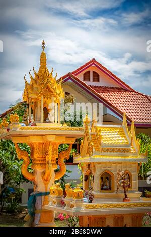Hua HIN, THAÏLANDE - 19 SEPTEMBRE 2010: Des maisons de l'Esprit comme celles-ci se trouvent dans toute la Thaïlande à la fois dans le temple et les jardins à la maison pour donner des offrandes de flo Banque D'Images
