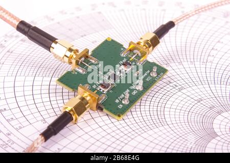 Carte de circuit imprimé d'évaluation avec câbles connectés prêts pour le test de fréquence radio Banque D'Images