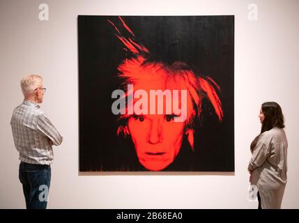 Tate Modern, Londres, Royaume-Uni. 10 mars 2020. Une nouvelle exposition majeure à Tate Modern, la première à la galerie depuis près de 20 ans (du 12 mars au 6 septembre 2020), offre un aperçu rare de la façon dont Warhol et son travail ont marqué une période de transformation culturelle. Crédit : Malcolm Park/Alay Live News. Banque D'Images