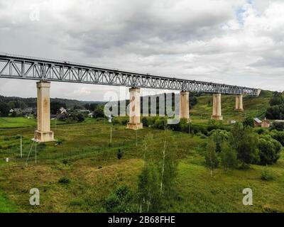 Pont Ferroviaire De Lyduvenai, Lituanie. Vue aérienne du pont le plus long et le plus élevé de Lituanie Banque D'Images