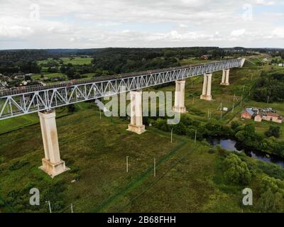 Pont Ferroviaire De Lyduvenai, Lituanie. Vue aérienne du pont le plus long et le plus élevé de Lituanie Banque D'Images