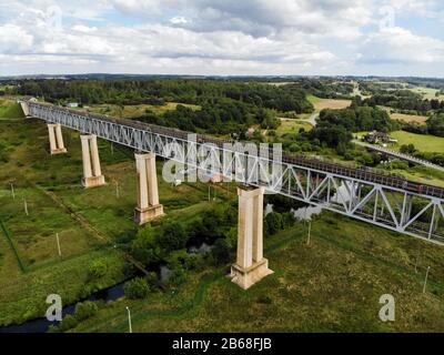 Pont Ferroviaire De Lyduvenai, Lituanie. Vue aérienne du pont le plus long et le plus élevé de Lituanie Banque D'Images