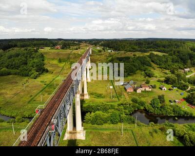 Pont Ferroviaire De Lyduvenai, Lituanie. Vue aérienne du pont le plus long et le plus élevé de Lituanie Banque D'Images