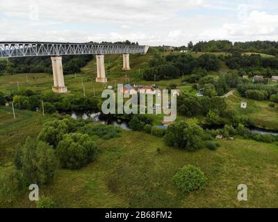 Pont Ferroviaire De Lyduvenai, Lituanie. Vue aérienne du pont le plus long et le plus élevé de Lituanie Banque D'Images