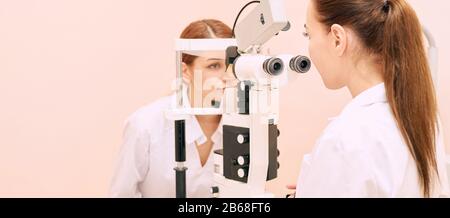 médecin ophtalmologiste en laboratoire d'opticiens d'examen avec patient féminin. Soins des yeux Banque D'Images