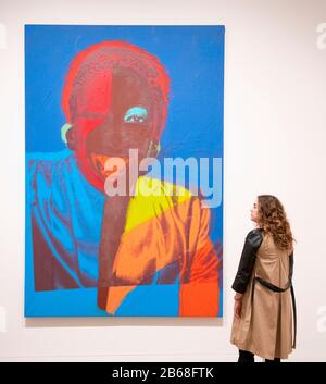 Tate Modern, Londres, Royaume-Uni. 10 mars 2020. Une nouvelle exposition majeure à Tate Modern, la première à la galerie depuis près de 20 ans (du 12 mars au 6 septembre 2020), offre un aperçu rare de la façon dont Warhol et son travail ont marqué une période de transformation culturelle. Image : Alphanso Panell. Collection Privée. Crédit : Malcolm Park/Alay Live News. Banque D'Images