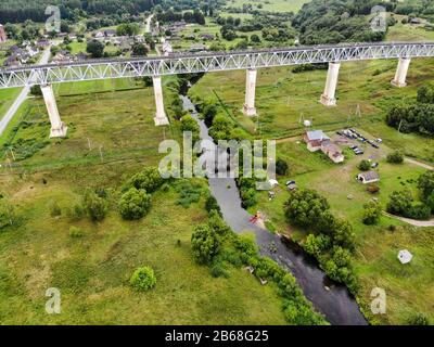 Pont Ferroviaire De Lyduvenai, Lituanie. Vue aérienne du pont le plus long et le plus élevé de Lituanie Banque D'Images