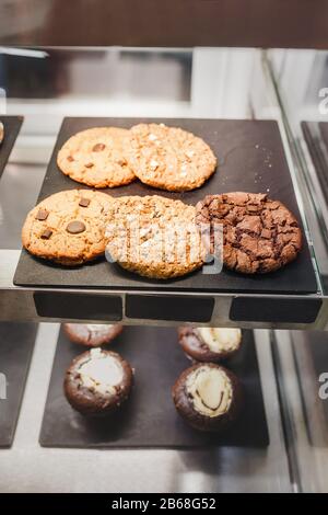 Divers biscuits et biscuits dans un café sur le comptoir Banque D'Images