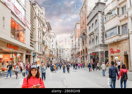 Septembre 2017, ISTANBUL, TURQUIE : les gens marchent le long de la rue piétonne d'Istiklal Banque D'Images