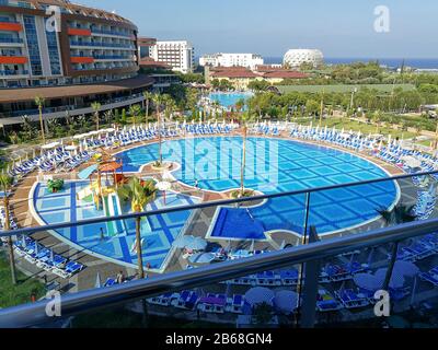 Grande piscine de luxe avec vue sur l'hôtel depuis le balcon de l'hôtel. Concept de vacances Banque D'Images