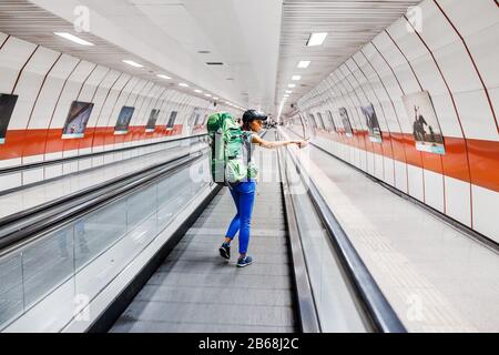 Istanbul, TURQUIE - 10 SEPTEMBRE 2017: Groupe d'amis randonneurs sur un voyageuse dans la station de métro de istanbul Banque D'Images