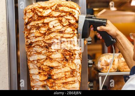 La cuisine de rue du kebab de poulet frit et du saurma est cuite sur la place d'Istanbul Banque D'Images