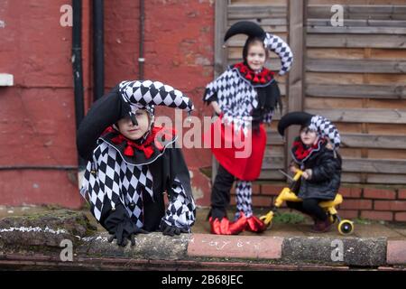 Londres, Stamford Hill, Royaume-Uni. 10 mars 2020. Des enfants juifs ultra-orthodoxes vêtus d'une robe fantaisie pour célébrer les vacances juives de Pourim dans la région de Stamford Hill à Londres. Le festival comprend la lecture du Livre d'Esther, décrivant la défaite de Haman, le conseiller du roi Persique, Qui a fait le massacre du peuple juif il y a 2 500 ans, un événement qui a été empêché par le courage d’Esther. Le festival de Purim est célébré chaque année le 14 du mois hébreu d'Adar dans le calendrier juif vient de commencer. Crédit: Marcin Nowak/Alay Live News Banque D'Images