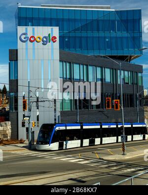 Logo Google signer et construire avec le passage du train LRT. Kitchener Ontario Canada. Banque D'Images