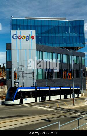 Logo Google signer et construire avec le passage du train LRT. Kitchener Ontario Canada. Banque D'Images