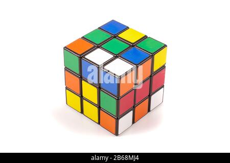 Le jouet le plus populaire Rubik cube isolé sur le fond blanc Banque D'Images