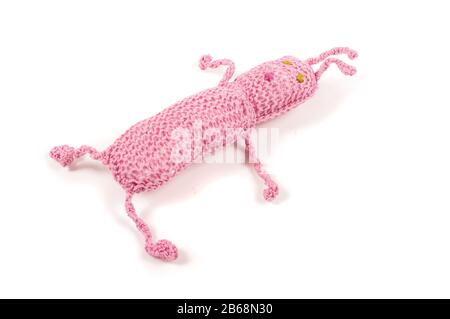 Jouet rose tricoté pour bébé isolé sur le fond lumineux Banque D'Images