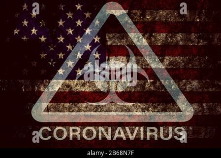 Signe d'avertissement de risque biologique triangulaire COVID-19 sur un drapeau américain à grunge foncé (mixte). Banque D'Images