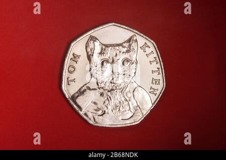 Pièce dédiée à Beatrix Potter L'histoire de Peter rabit 50 penny isolé sur le fond rouge Banque D'Images