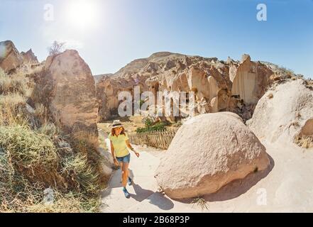 Voyageur femme debout dans la ville souterraine de grotte en Cappadoce, Turquie. Concept d'archéologie et de destination touristique Banque D'Images