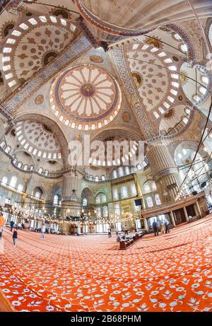 28 SEPTEMBRE 2017, ISTANBUL, TURQUIE : intérieur de la mosquée Sultanahmet avec des priantes Banque D'Images