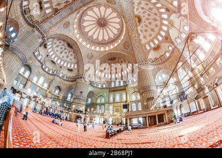 28 SEPTEMBRE 2017, ISTANBUL, TURQUIE : intérieur de la mosquée Sultanahmet avec des priantes Banque D'Images