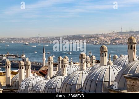 Paysage d'Istanbul. Vue sur le bosphore sur les dômes et les minarets de la mosquée islamique Banque D'Images