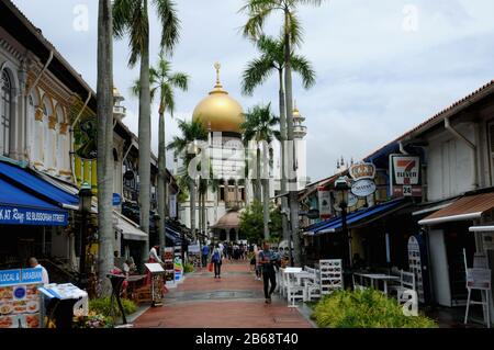 La rue Bussarah, dans le quartier arabe de Singapour, offre aux visiteurs une excellente vue sur la Mosquée du Sultan (le sultan Masjid). Banque D'Images